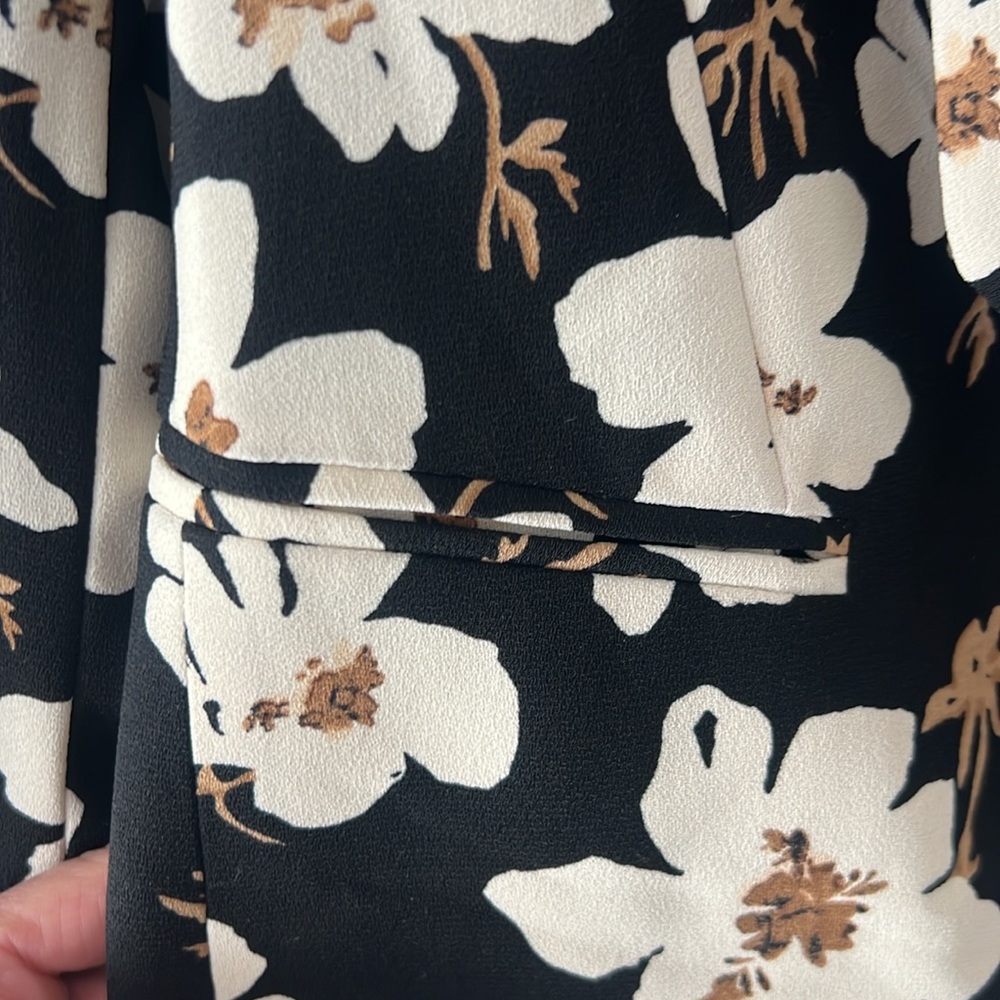 Womens loft size small open blazer. Black with cream flowers - Picture 3 of 8